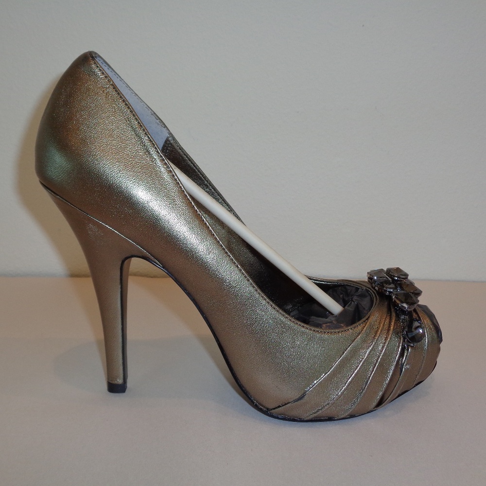 Pelle Moda Size 9 M LAUREN Pewter Leather Heels